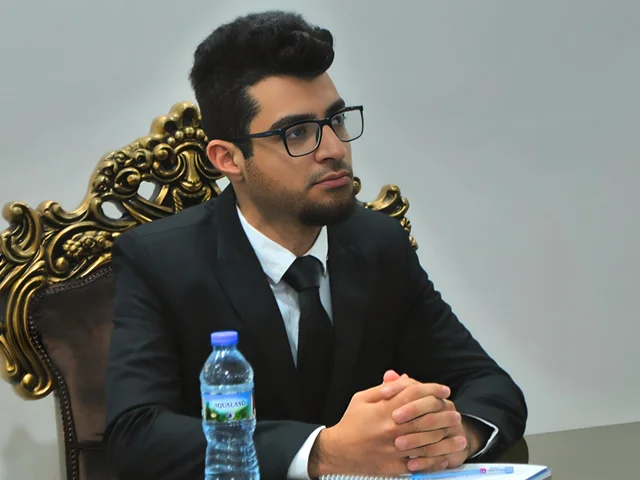 برگزاری جلسات تجاری و کاری سازنده با کارکنان و کارمندان . مجتبی جاهد