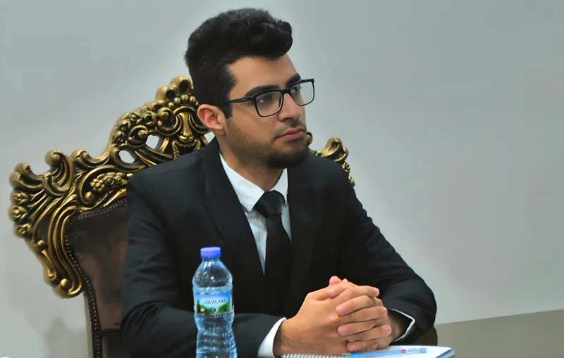 برگزاری جلسات تجاری و کاری سازنده با کارکنان و کارمندان . مجتبی جاهد
